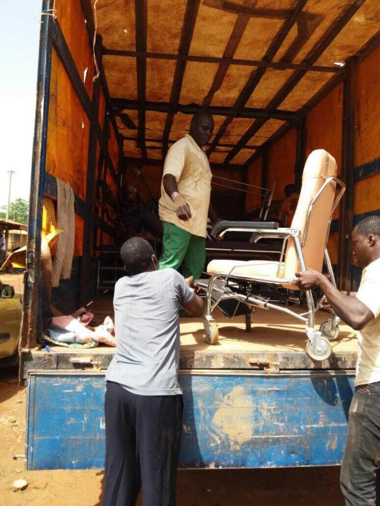 déchargement du camion à Ouagadougou